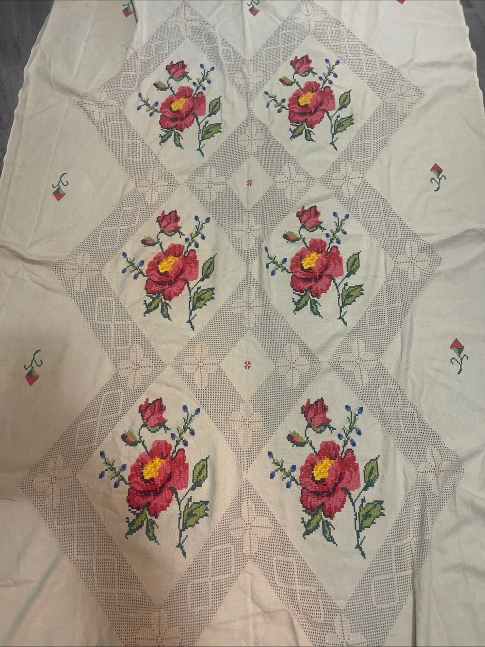 Stunning VTG cross-stitch Floral Tablecloth Knit with Red Roses 82”X50”